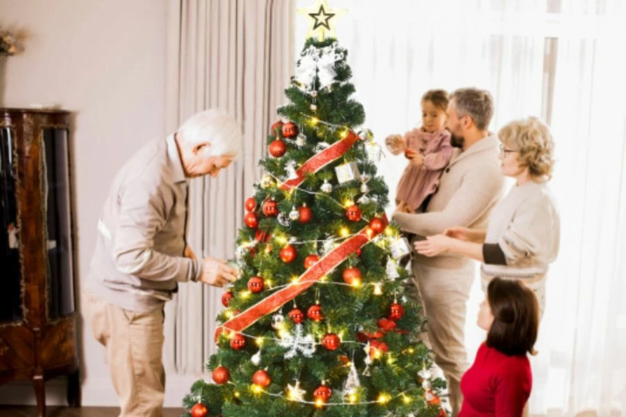 Tự tay trang trí cây thông Noel là một hoạt động ấm áp và vui vẻ để cả gia đình sẽ cùng nhau ngồi quây quần