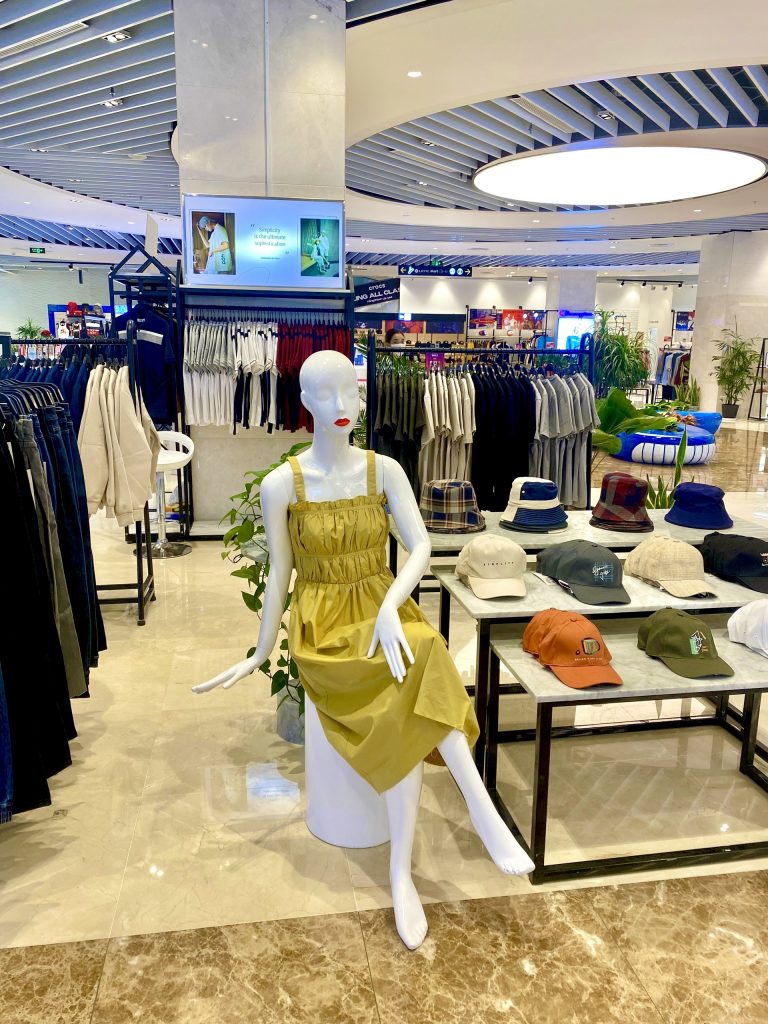 Mặc dù chỉ là cửa hàng pop-up, nhưng Routine Nha Trang vẫn có đầy đủ các sản phẩm quần áo dành cho cả nam và nữ