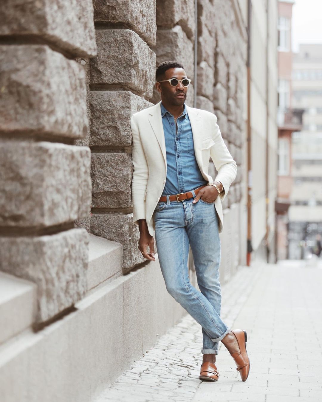 Style thời trang nam lịch lãm nhưng cá tính thể hiện rõ 2 item blazer và jean