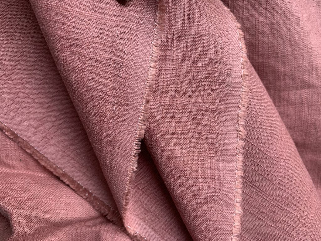 Chất vải linen đũi có bề mặt dệt xước tạo nên nét đặc trưng riêng