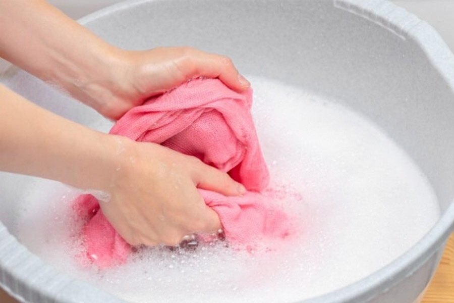 Phương pháp giặt tay áp dụng quần áo không bị dính bẩn nhiều, dệt theo kiểu lỏng lẻo
