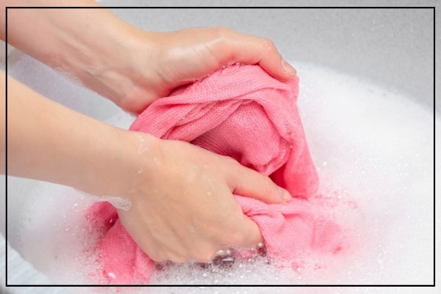 Cách giặt quần áo vải Polyester bằng tay hiệu quả nhất