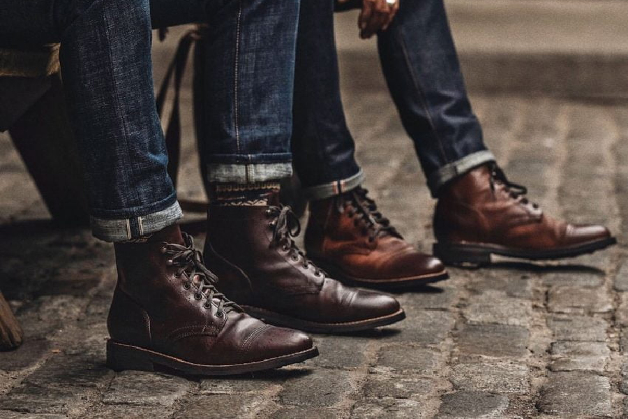 Giày boots được thiết kế cổ cao che đến phần mắt cá chân 