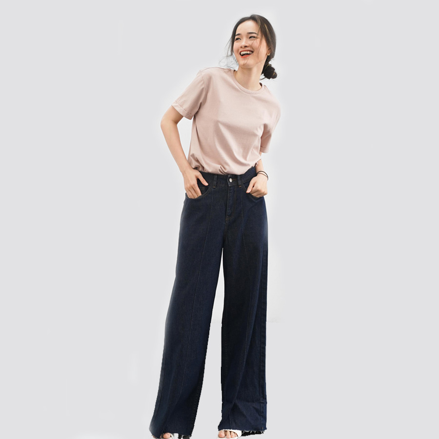 Một bộ outfit chuẩn chỉnh đơn giản nhưng không đơn điệu nhờ sự kết hợp của áo thun basic với quần jean form loose