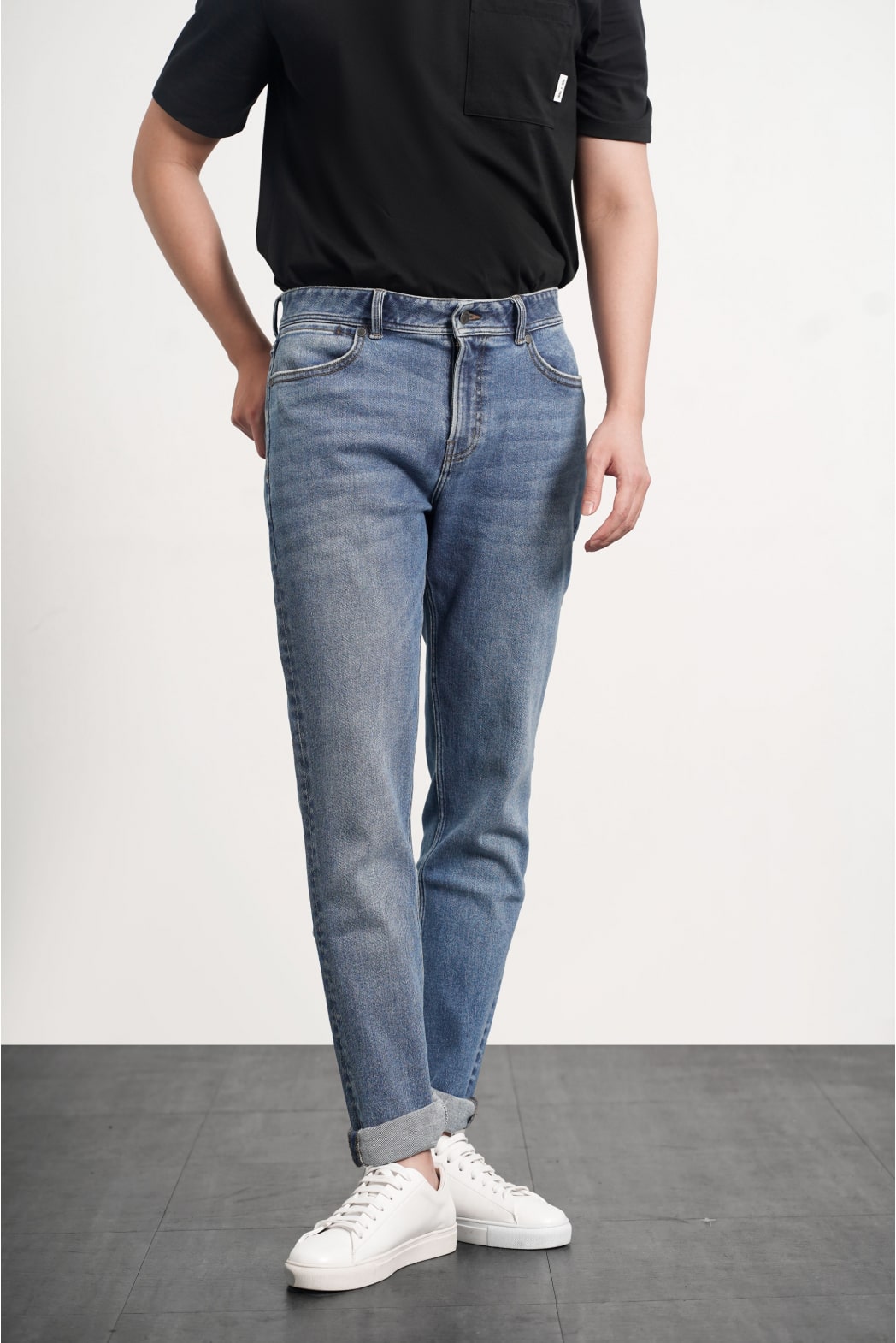 Quần jean slim fit mang phong cách hiện đại, thoải mái khi cử động rất được nam giới yêu thích.