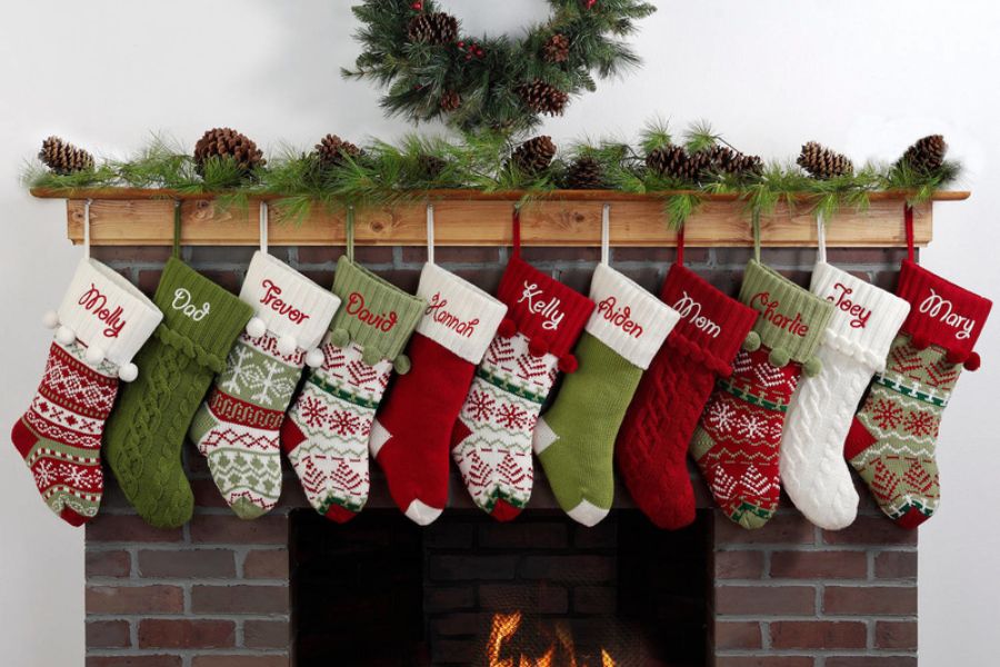 Treo những chiếc tất Giáng sinh là hoạt động của những đứa trẻ diễn ra vào đêm Giáng Sinh, mong chờ món quà từ ông già Noel.