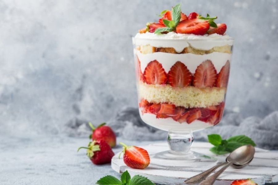 Trifle là một món ăn không thể thiếu trong thực đơn món tráng miệng trong dịp lễ Christmas